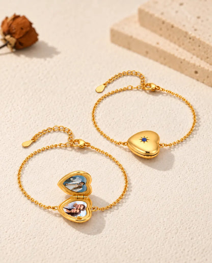Due bracciali portafoto a cuore, uno chiuso e uno aperto con due foto