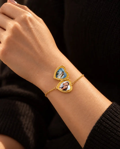 Donna che indossa il bracciale portafoto a cuore aperto, con due foto