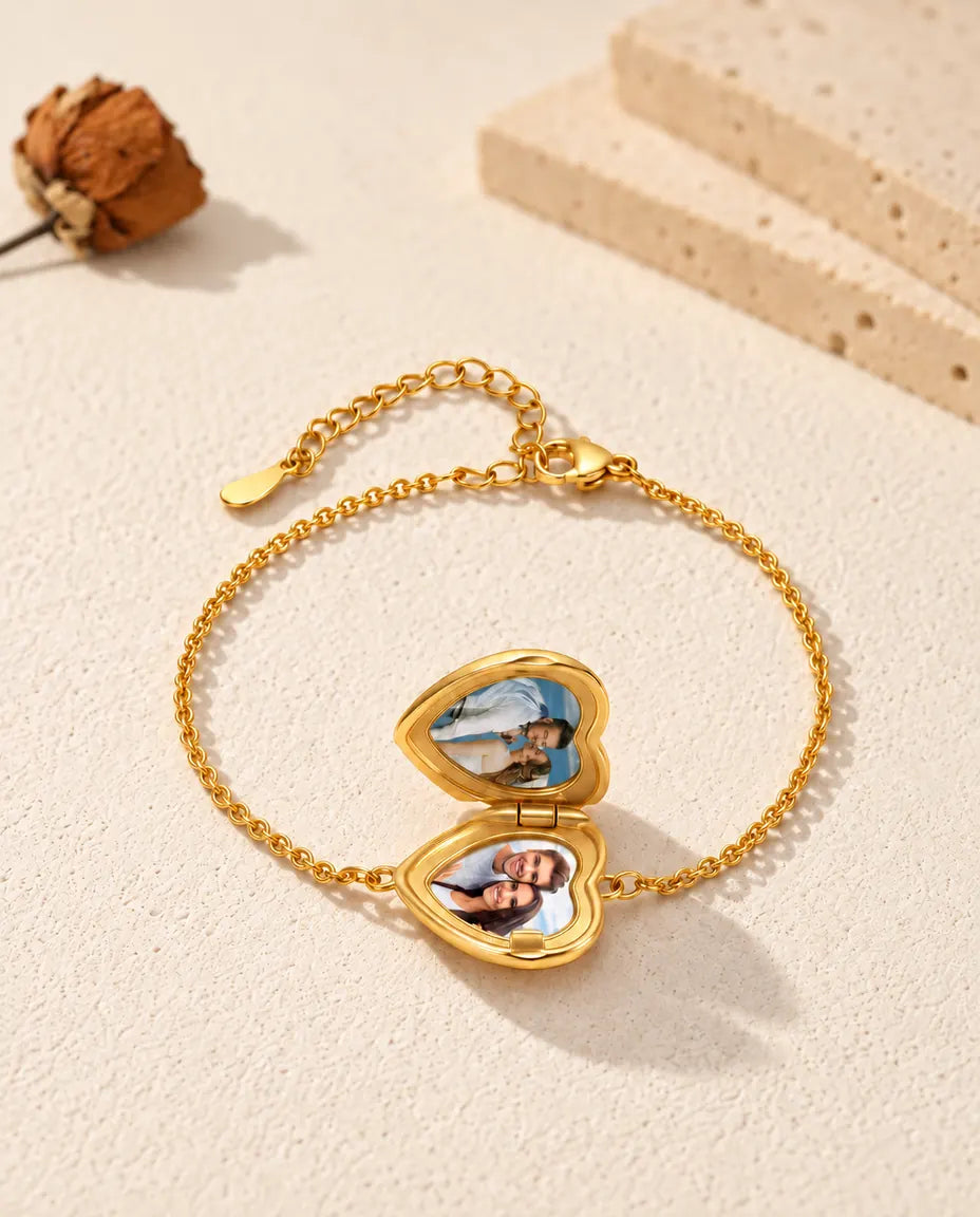 Bracciale portafoto a cuore aperto con due foto, visto dal basso