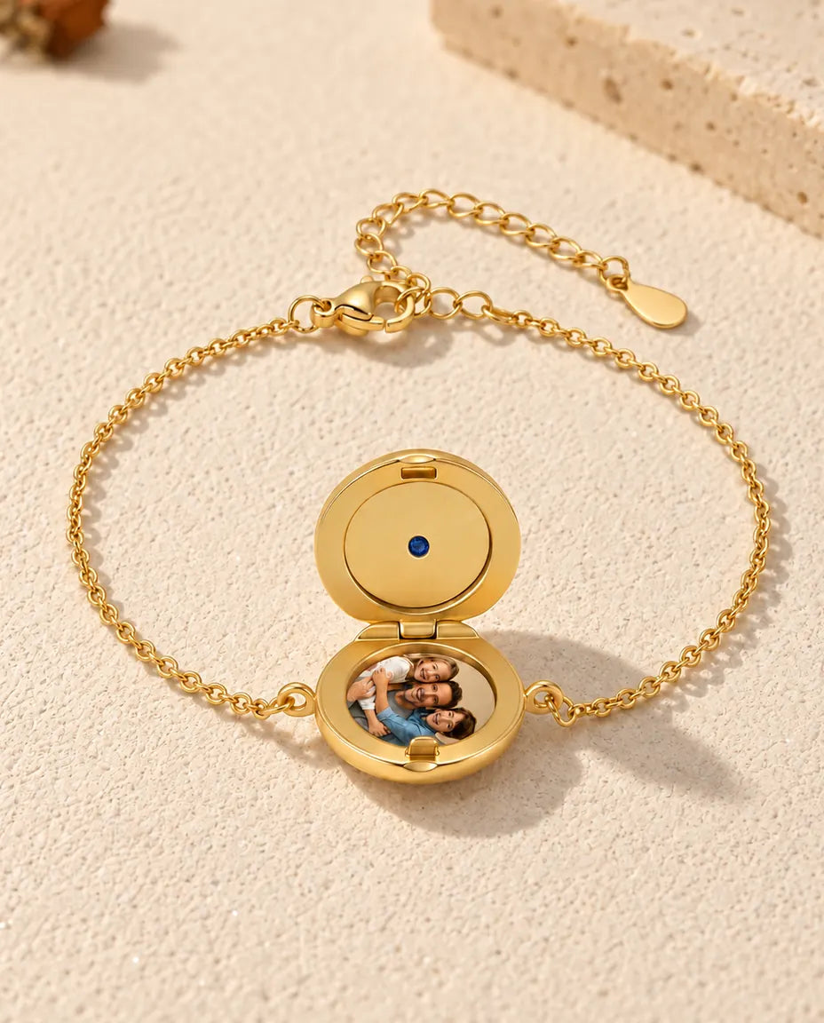 Bracciale portafoto tondo aperto, una foto nella base e coperchio dorato liscio