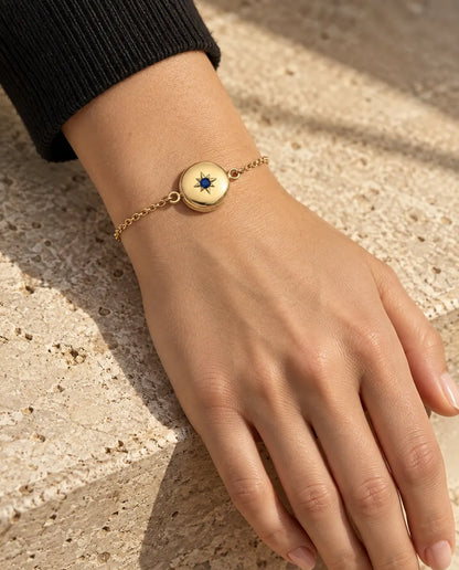 Donna che indossa il bracciale portafoto tondo chiuso