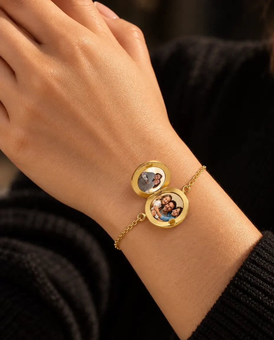 Donna che indossa il bracciale portafoto tondo aperto, con due foto