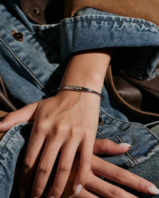 Bracciale Rigido Moissanite in Argento 925 - indossato al polso