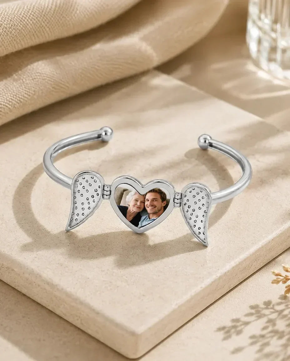 Bracciale Rigido con Cuore Portafoto e Ali d'Angelo – Argento e Oro, Regalo Personalizzato per Lei