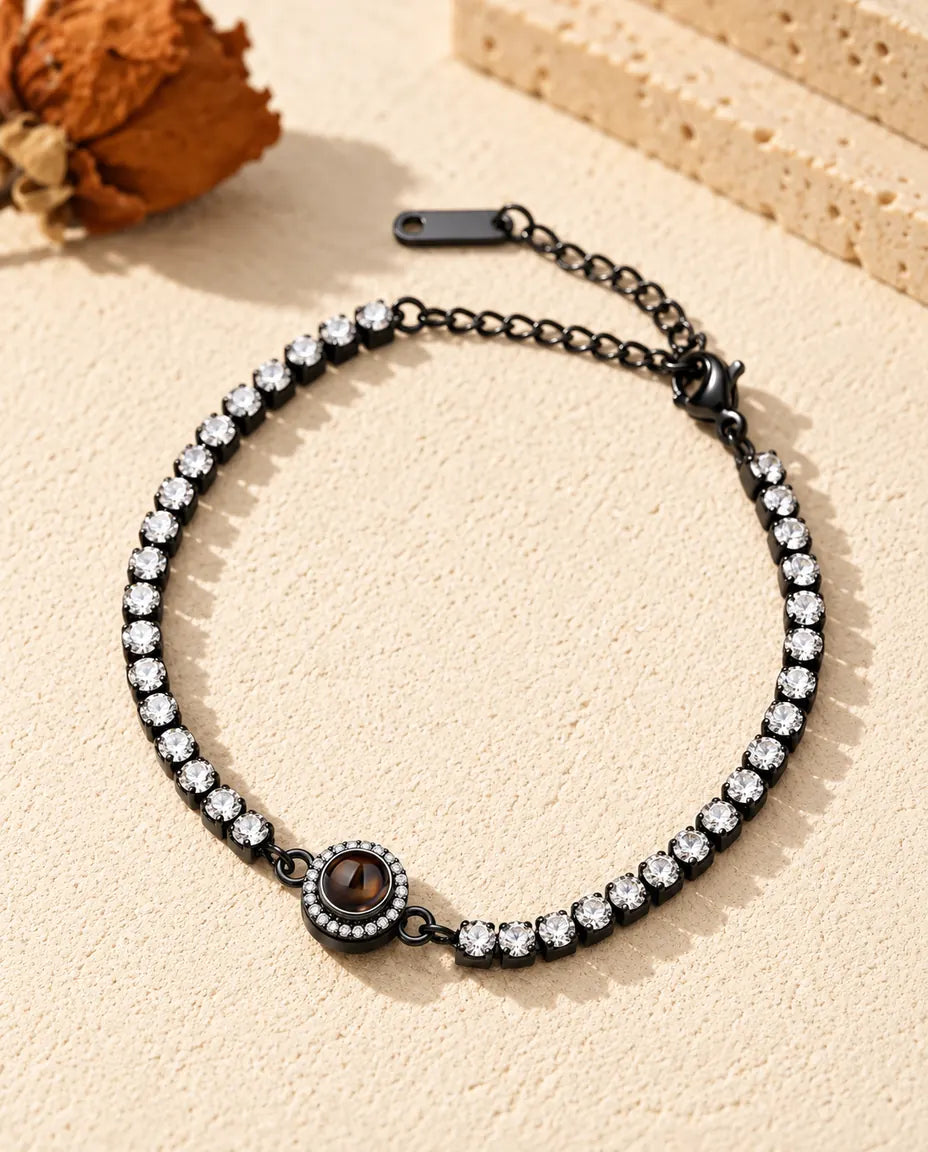 Bracciale tennis nero con zirconi bianchi e limpidi e charm halo con la pietra per la foto