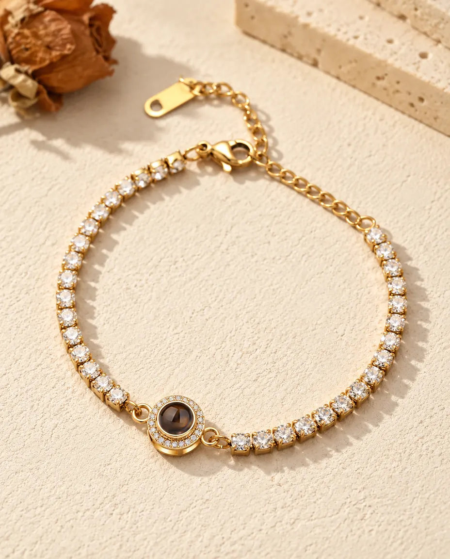 Bracciale tennis dorato con charm halo e una fila completa di zirconi tutto intorno