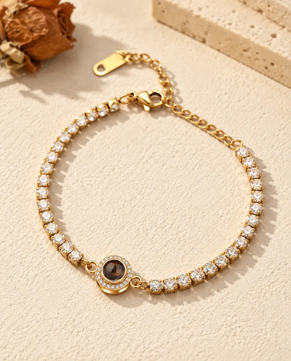 Bracciale tennis dorato con charm halo e una fila completa di zirconi tutto intorno