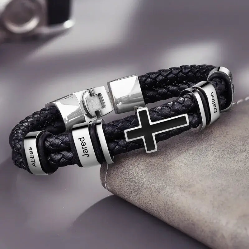 Bracciale Uomo con Nome – Pelle Nera e Acciaio Inox, Charm Croce, da 2 a 4 Nomi Incisi, Regalo per Lui