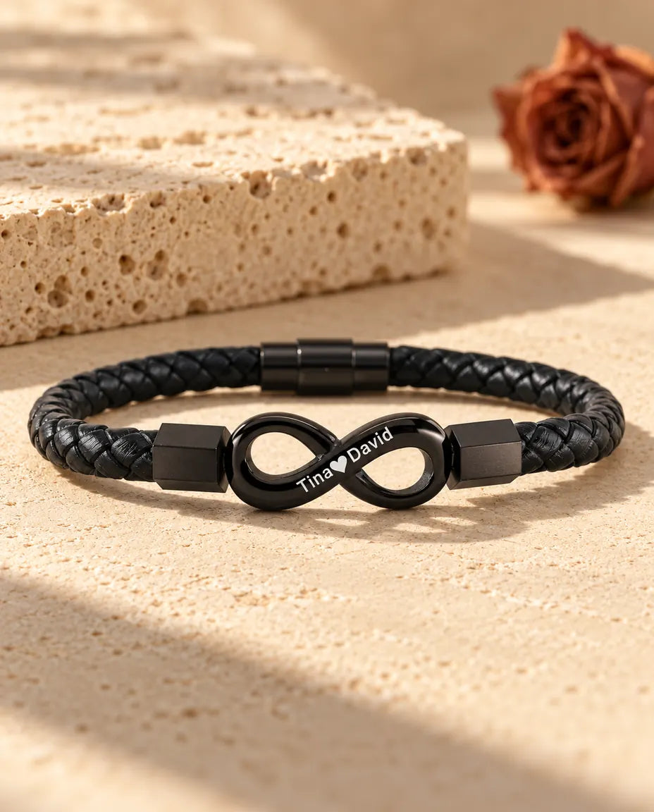 Bracciale uomo personalizzato nero con infinito su cordino in similpelle intrecciata, inciso con due nomi e un cuore