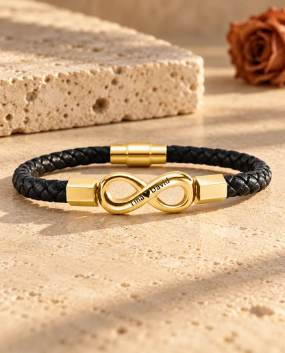 Bracciale uomo con infinito inciso dorato su un cordino in similpelle intrecciata nera