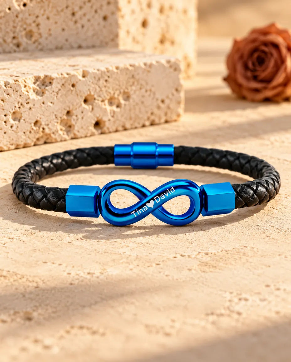 Bracciale con infinito inciso blu e chiusura magnetica blu su un cordino in similpelle intrecciata nera