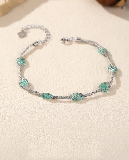 Bracciale Zirconi in Gabbia in Argento 925 - disteso su una superficie chiara ruvida, con chiusura e prolunga