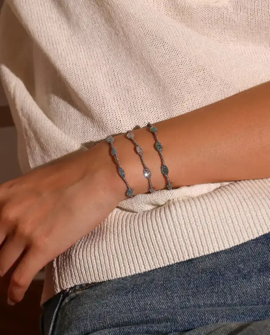 Bracciale Zirconi in Gabbia in Argento 925 - indossato al polso, primo piano