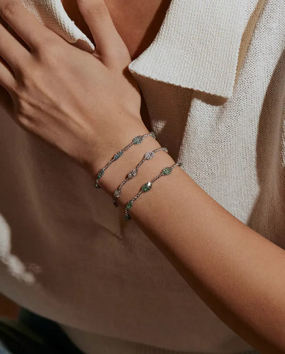 Bracciale Zirconi in Gabbia in Argento 925 - indossato al polso, mano appoggiata sul colletto