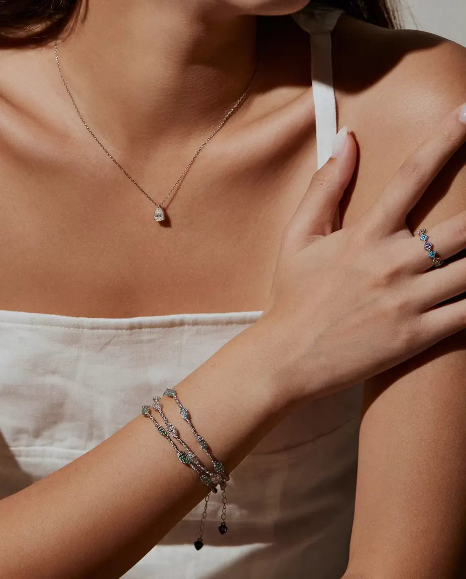 Bracciale Zirconi in Gabbia in Argento 925 - indossato al polso con una collana e un anello