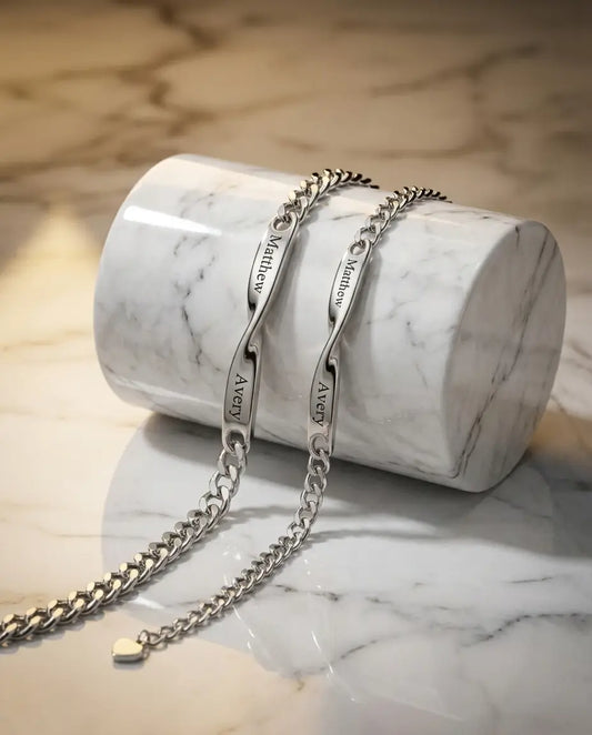 Bracciali di coppia in acciaio con barra infinito e due nomi incisi, set abbinato per lei e per lui