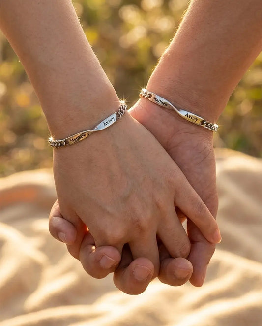 Bracciali di coppia in acciaio con barra infinito e due nomi incisi, set abbinato per lei e per lui