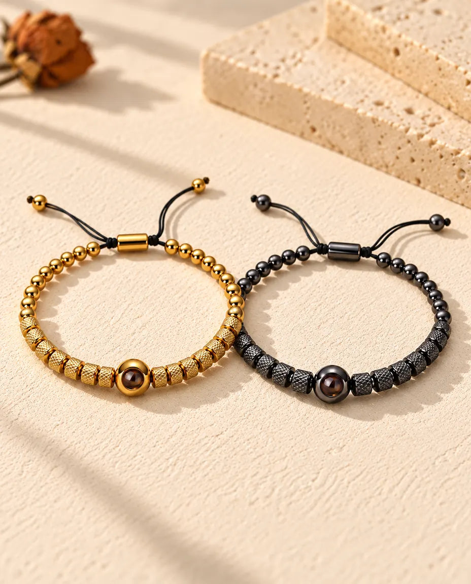 Bracciali di coppia con foto dentro: set da 2 bracciali di perline zigrinate, dorato e nero, sul gesso crema