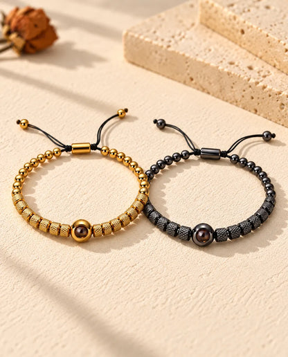 Bracciali di coppia con foto dentro: set da 2 bracciali di perline zigrinate, dorato e nero, sul gesso crema