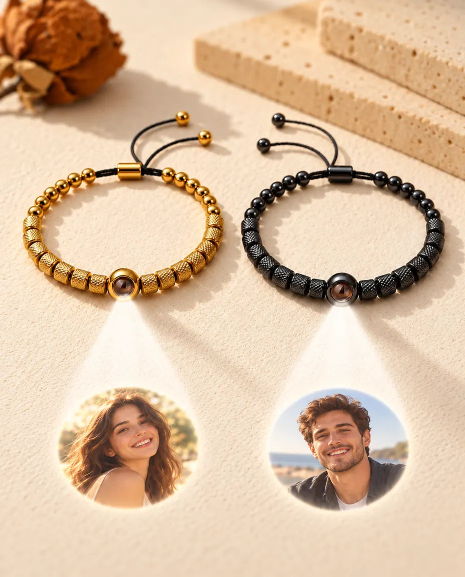 Due bracciali di perline proiettano due foto rotonde, una donna sorridente e un uomo sorridente