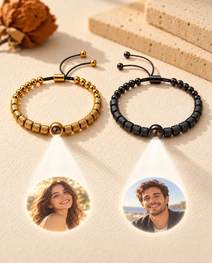 Due bracciali di perline proiettano due foto rotonde, una donna sorridente e un uomo sorridente