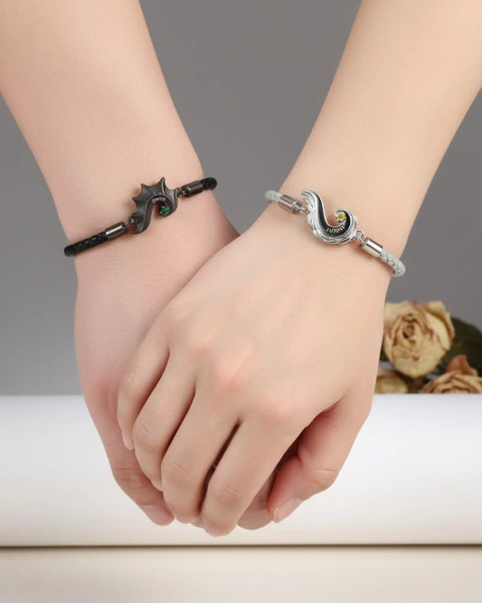 Bracciali di Coppia Cuore Divisibile Ali di Drago e Angelo – Pelle, Nome Inciso e Pietra di Nascita