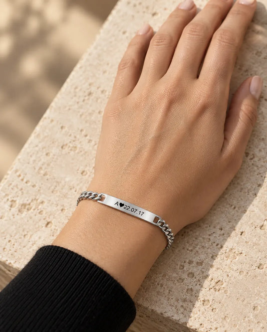 Bracciale Inciso con Piastrina - indossato da una modella