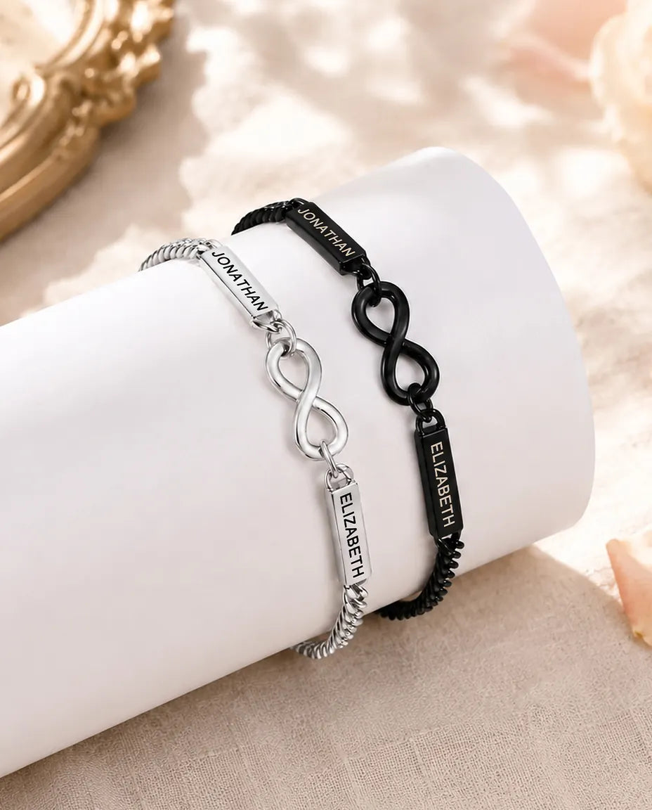 Bracciali di Coppia Personalizzati con 2 Nomi Incisi - Bracciali Infinito Abbinati Argentato e Nero - coppia abbinata su un espositore