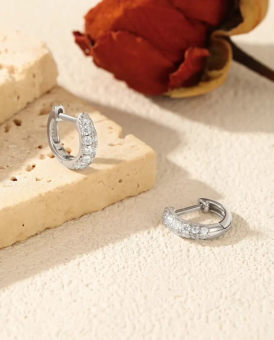 Orecchini a Cerchio Huggie in Moissanite da Donna - 11 mm con pavé di 26 pietre colore D, argento 925