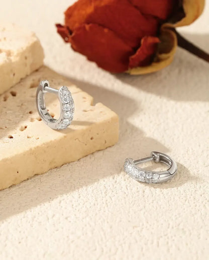 Orecchini a Cerchio Huggie in Moissanite da Donna - 11 mm con pavé di 26 pietre colore D, argento 925
