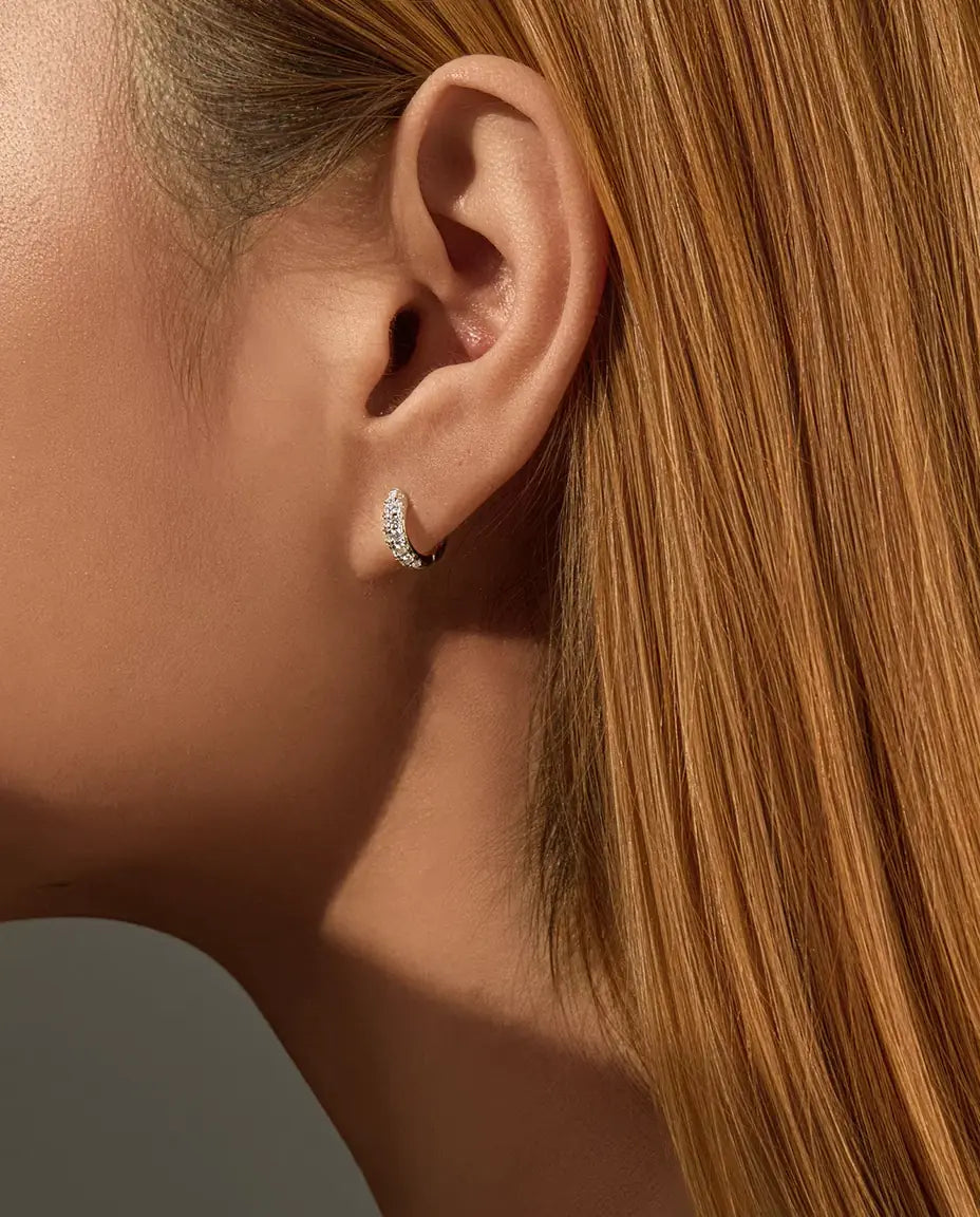 Orecchini a Cerchio Huggie in Moissanite da Donna - 11 mm con pavé di 26 pietre colore D, argento 925