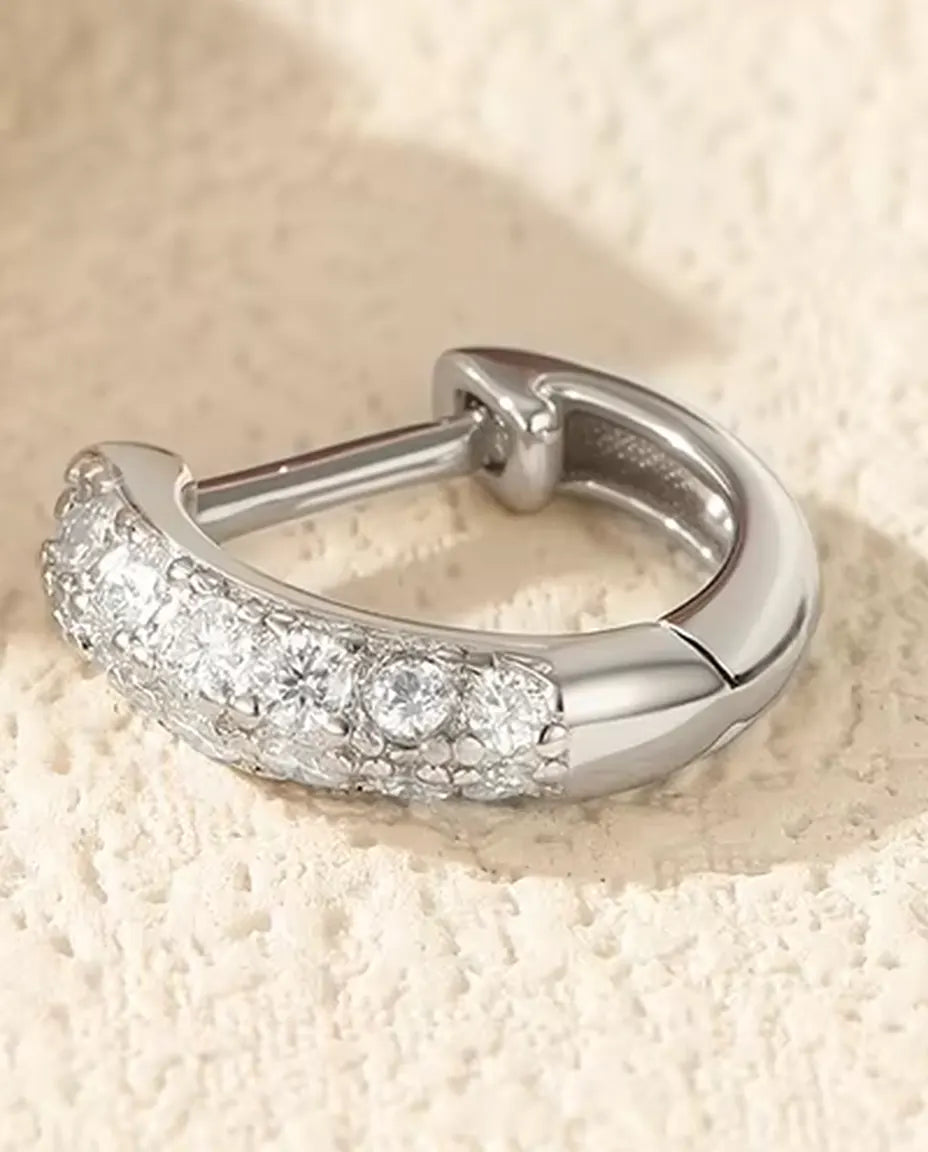 Orecchini a Cerchio Huggie in Moissanite da Donna - 11 mm con pavé di 26 pietre colore D, argento 925