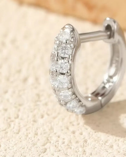 Orecchini a Cerchio Huggie in Moissanite da Donna - 11 mm con pavé di 26 pietre colore D, argento 925