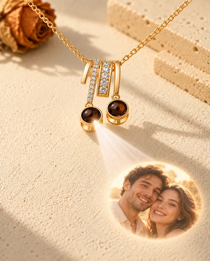 La luce che attraversa una pietra marrone della collana dorata proietta la foto di una coppia sorridente