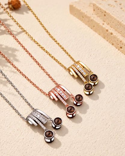 I tre colori della collana con ciondolo scorrevole a pavé e pietre di proiezione su gesso color crema