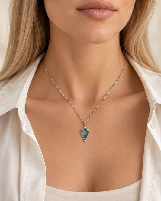 Collana Agata Muschiata Taglio Aquilone - indossato da una modella