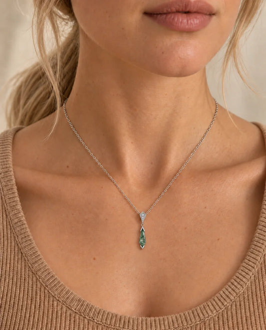 Collana in agata muschiata - Aquilone allungato stile Art Déco - indossato da una modella
