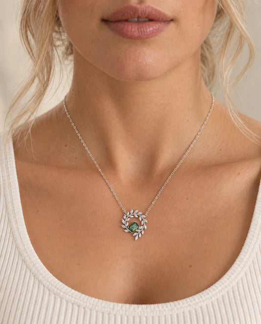 Collana Agata Muschiata Taglio Smeraldo in Corona di Foglie - indossato da una modella