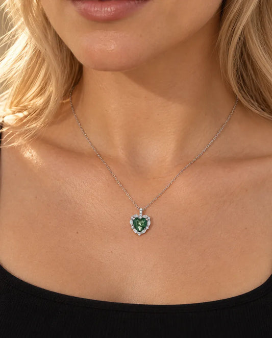 Collana Agata Muschiata Cuore Halo in Argento 925 - indossata da una modella, primo piano sulla clavicola