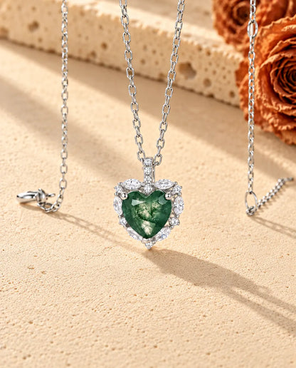 Collana Agata Muschiata Cuore Halo in Argento 925 - vista di tre quarti su una superficie chiara ruvida