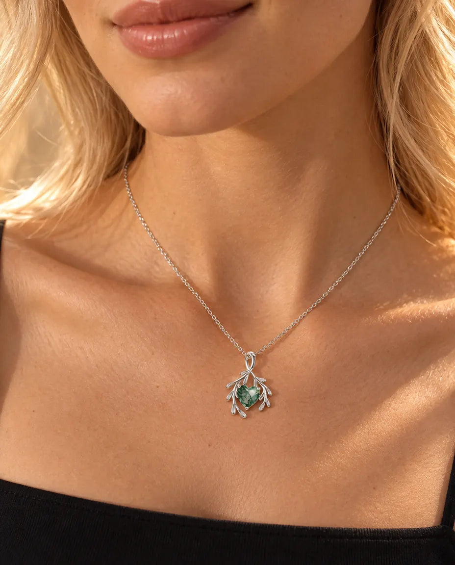 Collana Agata Muschiata Cuore con Rami in Argento 925 - indossata da una modella, primo piano sulla clavicola