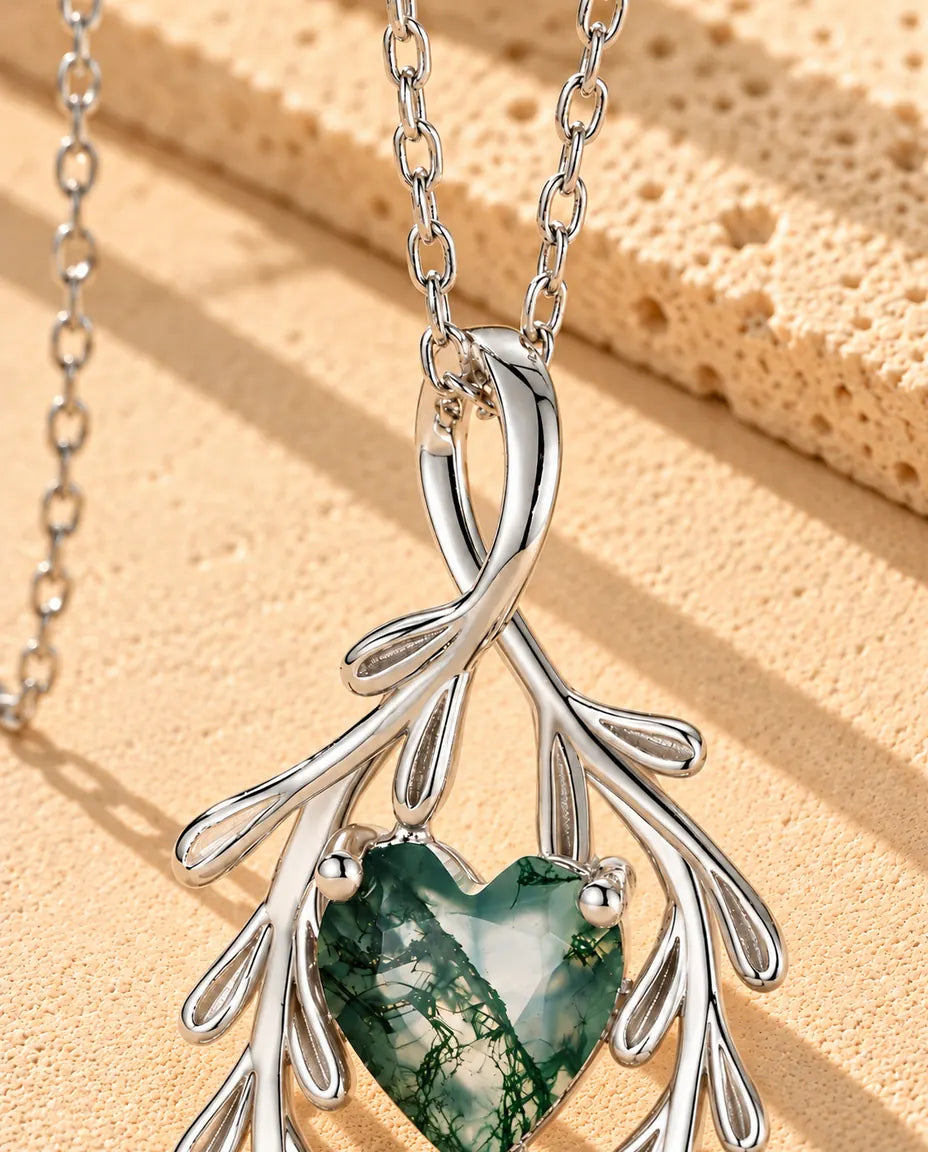 Collana Agata Muschiata Cuore con Rami in Argento 925 - primo piano dell’agata muschiata e della sua montatura
