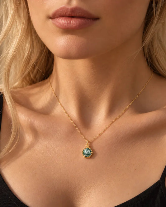 Collana Agata Muschiata Esagonale in Argento 925 Placcato Oro - indossata da una modella, primo piano sulla clavicola