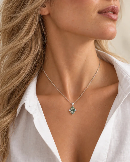Collana Agata Muschiata Taglio Esagono - indossato da una modella