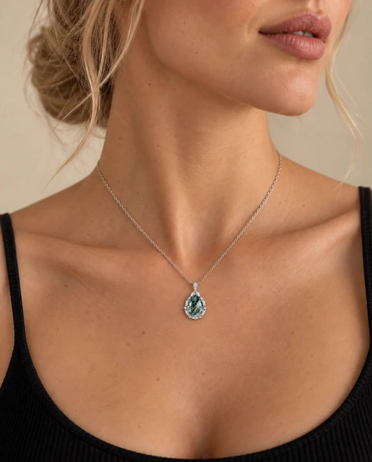 Collana Agata Muschiata Taglio Goccia con Halo di Zirconi - indossato da una modella