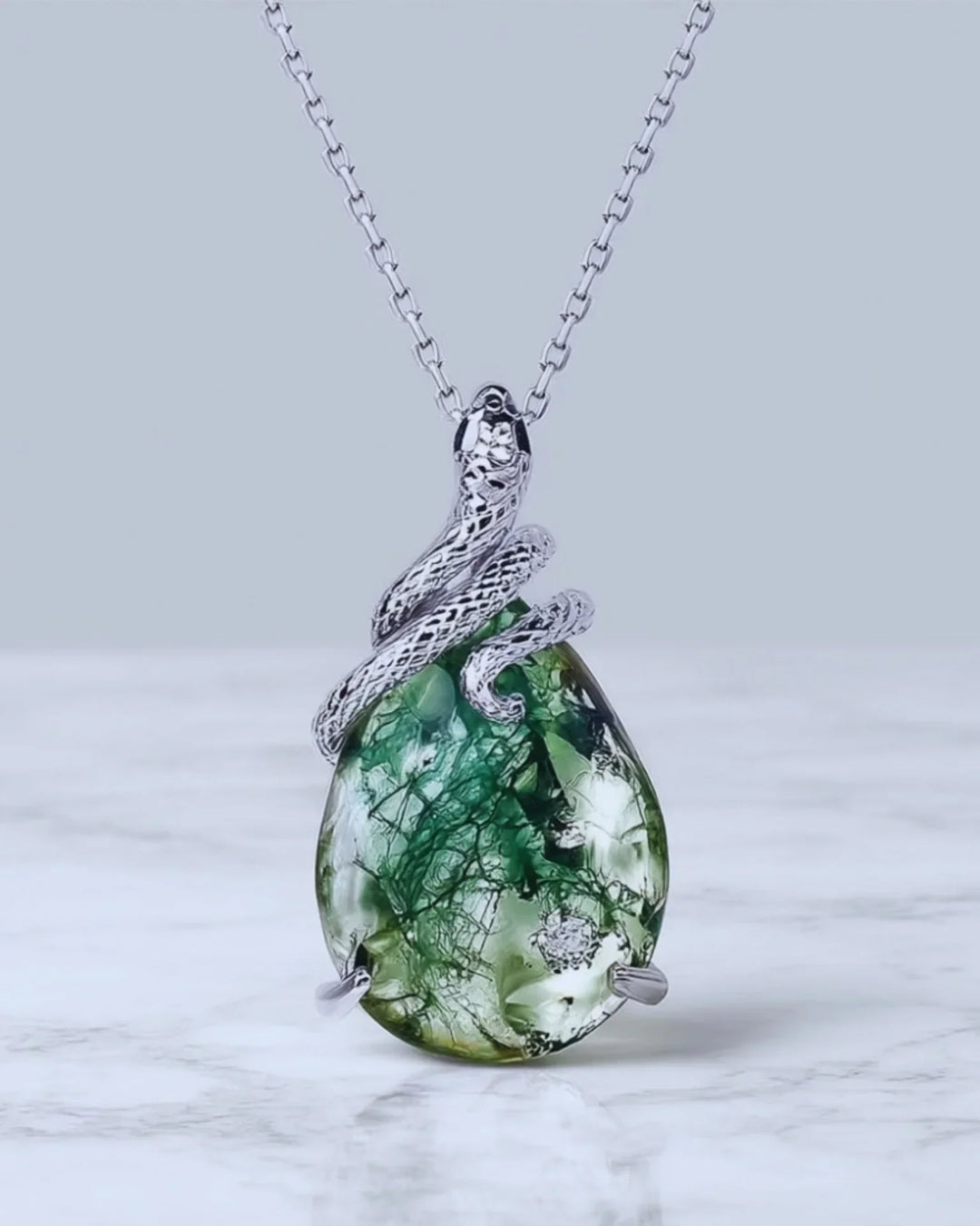 Collana in agata muschiata - Goccia avvolta da un serpente, argento 925 con placcatura bianca