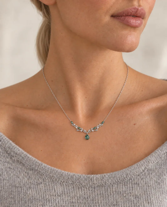 Collana Agata Muschiata Goccia su Tralcio di Foglie - indossato da una modella