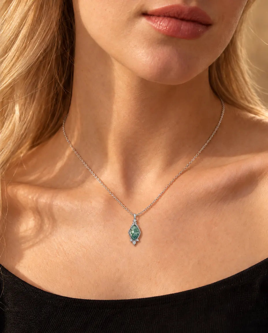 Collana Agata Muschiata a Losanga in Argento 925 - indossata da una modella, primo piano sulla clavicola