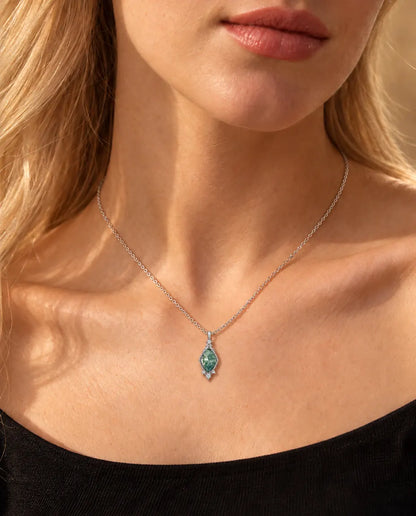 Collana Agata Muschiata a Losanga in Argento 925 - indossata da una modella, primo piano sulla clavicola