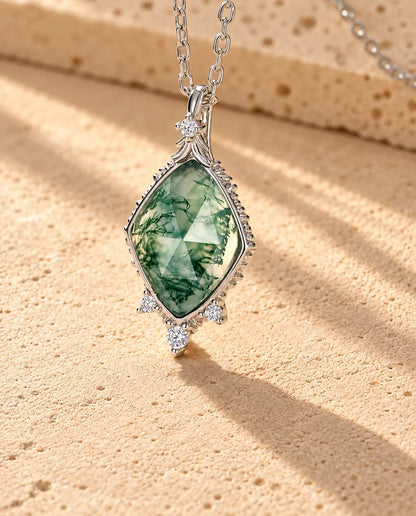 Collana Agata Muschiata a Losanga in Argento 925 - primo piano dell’agata muschiata e della sua montatura